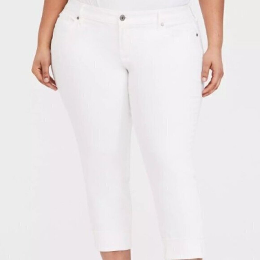 4 for $25 NWT 🤍 Torrid Crop Boyfriend Jeans – Vintage Stretch 🤍 Size 26
